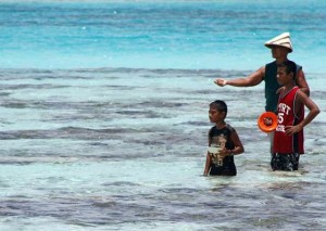 Titel: Präsident Tong mit Kindern Bildtext: Kiribatis Präsident Anote Tong macht sich für den Schutz seines Landes stark. Copyright: Conservation International/photo by Peter Stonier