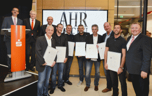 Die glücklichen Sieger bei der Verleihung „Ahrwein des Jahres“ im vergangenen Jahr strahlen gemeinsam mit den Initiatoren Alexander Kohnen (l.), International Wine Institute, Dieter Zimmermann (2. v. l.) und Guido Mombauer (3. v. l.), Vorstand der Kreissparkasse Ahrweiler, sowie Landrat Dr. Jürgen Pföhler (r.) um die Wette.