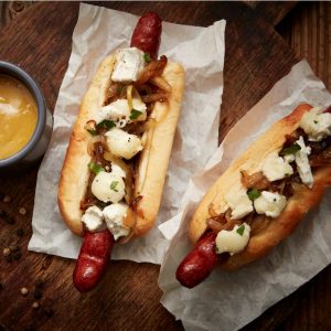 rezeptfoto_hotdog-mit-ziegenkaese-crumble_995_995