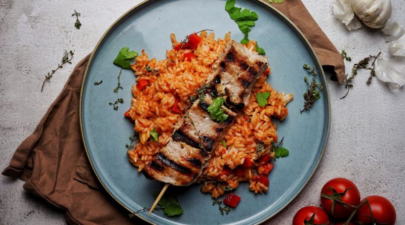 Aromatischer Grillgenuss - Zart marinierter Griechenspieß mit Tomaten-Paprika-Reis - Rezeptidee von Apostels.