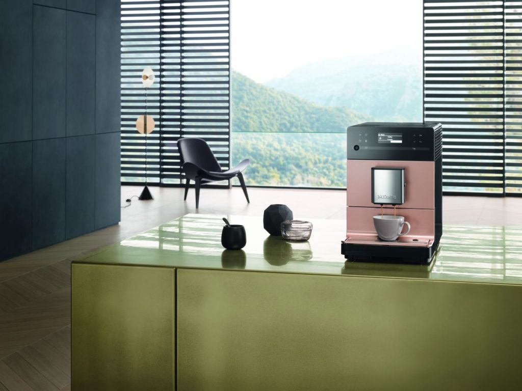Mit bis zu 50 Prozent leiserem Mahlwerk: der neue CM5 Silence Stand-Kaffeevollautomat von Miele. (Foto: Miele)