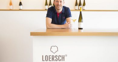 Alexander Loersch mit einer Flasche des Siegerweins in seiner Vinothek in Leiwen. Foto: Weingut Loersch