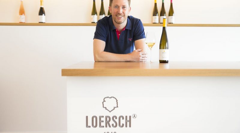 Alexander Loersch mit einer Flasche des Siegerweins in seiner Vinothek in Leiwen. Foto: Weingut Loersch