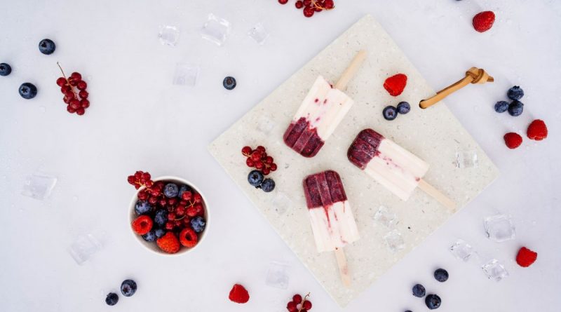 Erfrischende Abkühlung ohne Zucker: Fruchtige Popsicles mit Plose Mineralwasser Naturale (Quelle: Plose Quelle AG)