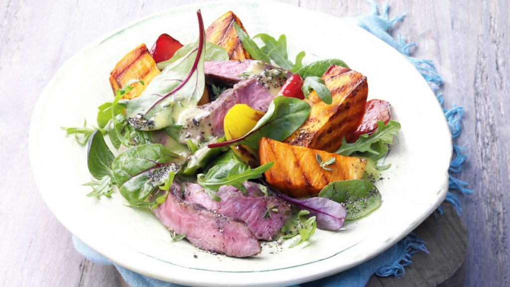 Salat von gegrillten Süßkartoffeln mit Rinderhüftsteaks