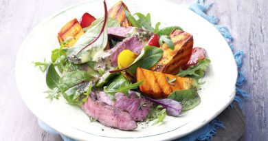 Salat von gegrillten Süßkartoffeln mit Rinderhüftsteaks