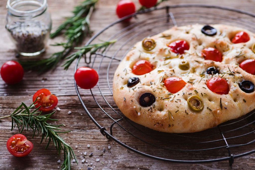 Würzige Focaccia mit dem gelingsicheren Reinzucht-Sauerteig von Böcker - Foto: AdobeStock