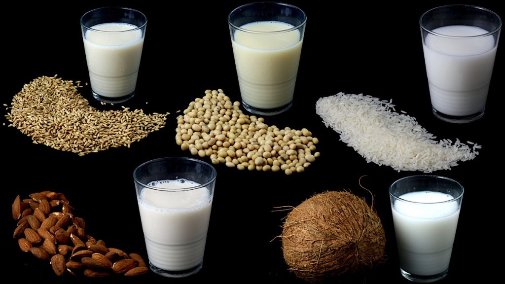 Milchersatzprodukte gibt es mittlerweile aus Hafer, Soja, Reis, Mandeln und Kokosnuss - Foto: Verbraucherzentrale NRW