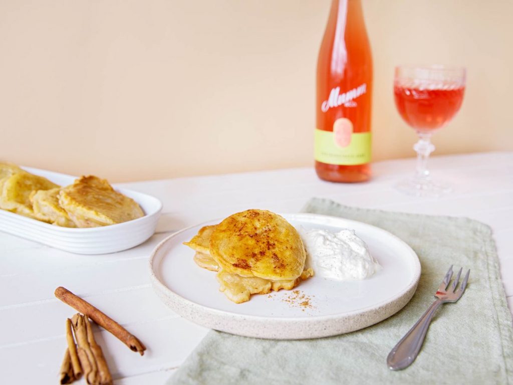 Mumm Spätburgunder Rosé und Apfelküchle mit Vanillesahne