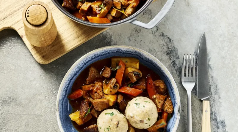 Kalbsragout mit Pilzen und Schwarzbrotknödeln mit Weihenstephaner Weißbier