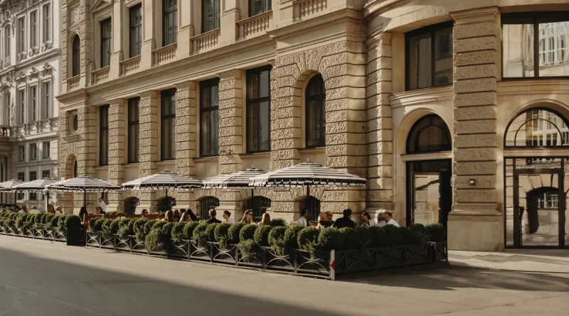 Sommerliches Genusskonzept im Rosewood Munich: „Fizz & Fries“ und neue Cocktailkunst