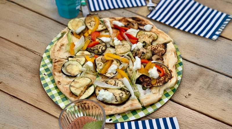 Knusprige Grillpizza aus Emmerteig