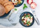 Sommerlicher Brotsalat mit Nektarinen, Zucchini und Schafskäse
