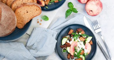 Sommerlicher Brotsalat mit Nektarinen, Zucchini und Schafskäse