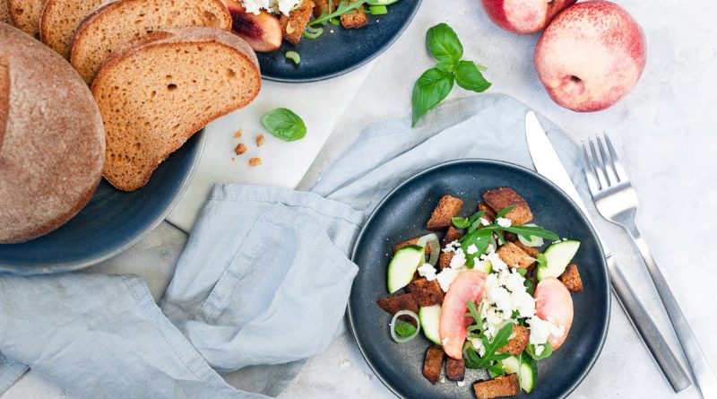 Sommerlicher Brotsalat mit Nektarinen, Zucchini und Schafskäse