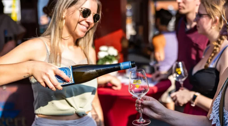 Rheingauer Weinwoche 2026 im August: Wiesbaden lädt zur längsten Riesling-Theke der Welt