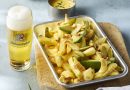 Weihenstephaner Helles: Loaded Fries mit Bier-Cheddar-Soße sorgen für herzhaften Genuss