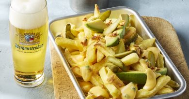 Weihenstephaner Helles: Loaded Fries mit Bier-Cheddar-Soße sorgen für herzhaften Genuss
