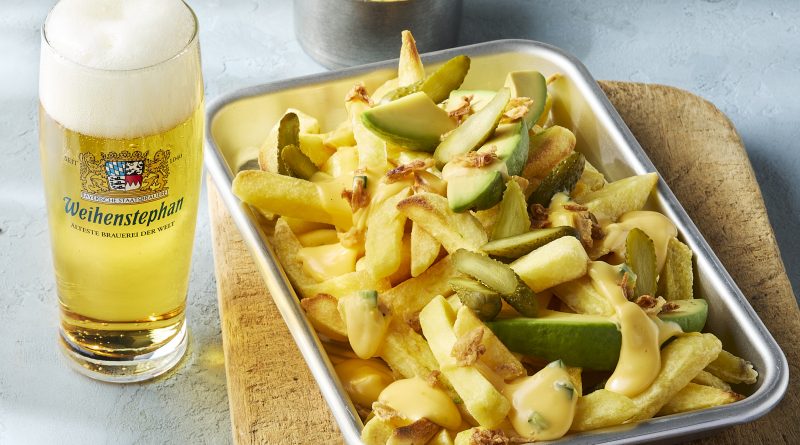 Weihenstephaner Helles: Loaded Fries mit Bier-Cheddar-Soße sorgen für herzhaften Genuss