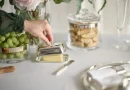 Butterdose Mary: Stilvolle Präsentation für Butter auf dem gedeckten Tisch