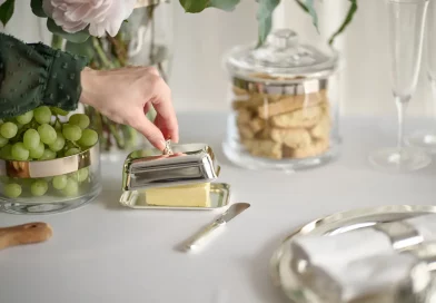 Butterdose Mary: Stilvolle Präsentation für Butter auf dem gedeckten Tisch