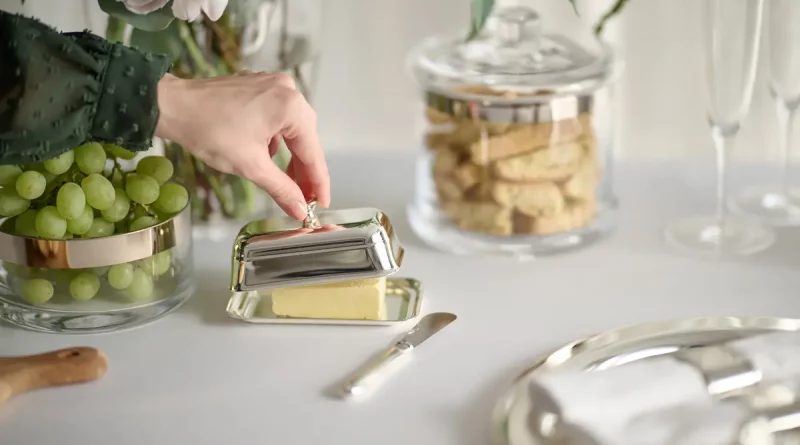 Butterdose Mary: Stilvolle Präsentation für Butter auf dem gedeckten Tisch
